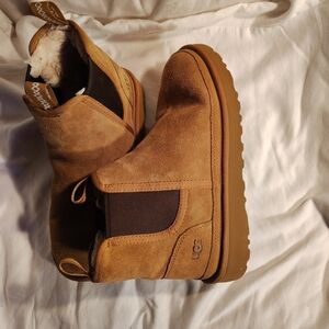 Ugg Size 9 Suede Ankle Boots With Fur Lining